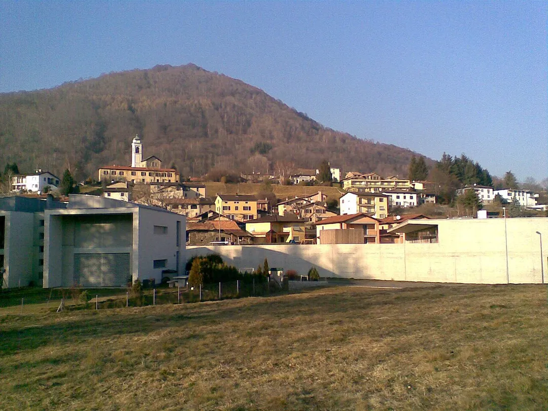 Veduta di Arosio Svizzera. con alle spalle il Monte Ferraro
Autore: paco ( dimmi pure) 10:11, 18 dic 2007 (CET)