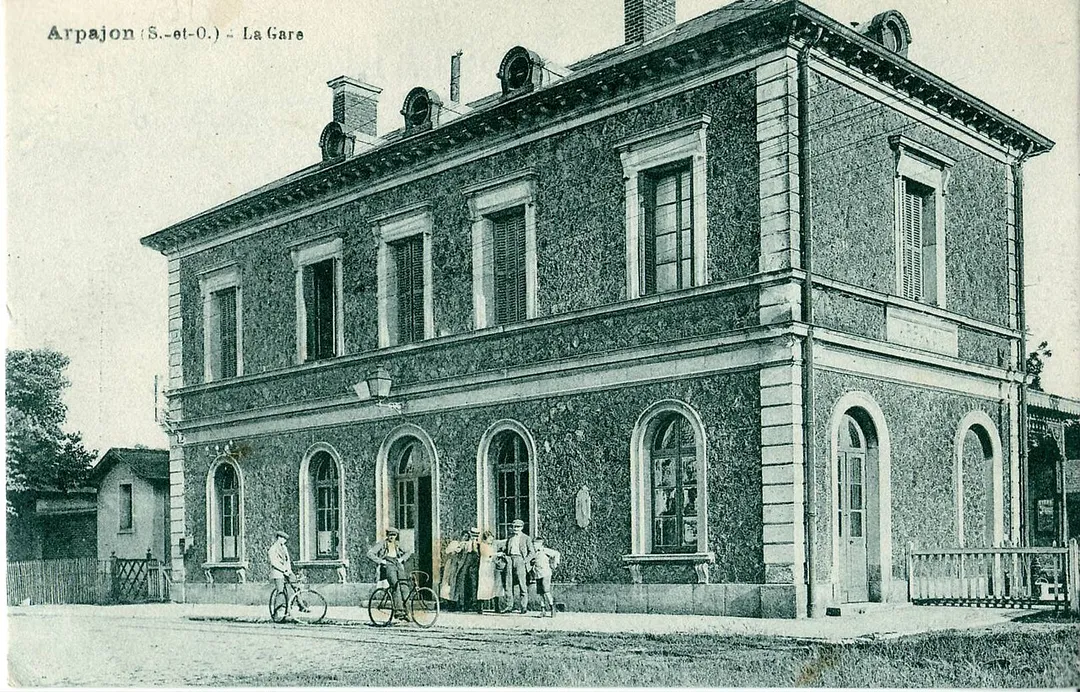 Carte postale ancienne éditée par Deflers : ARPAJON : la Gare