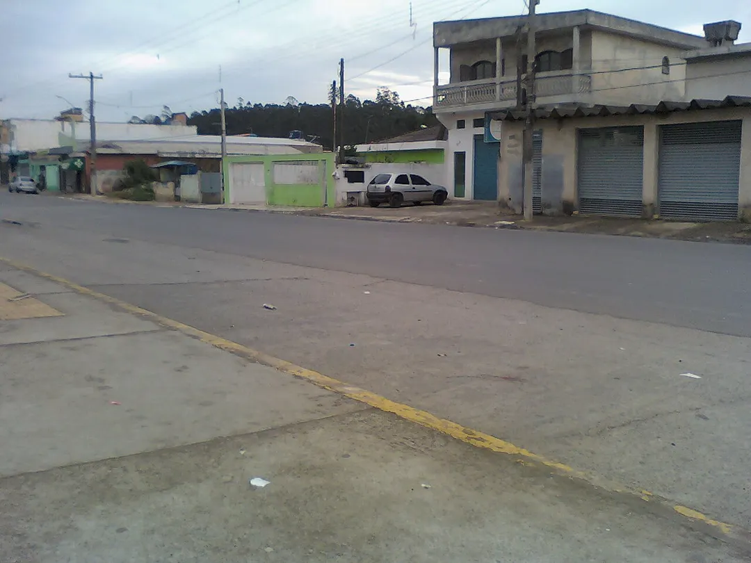 Avenida "B" no bairro Parque Rodrigo Barreto no município brasileiro de Arujá, no Estado de São Paulo
