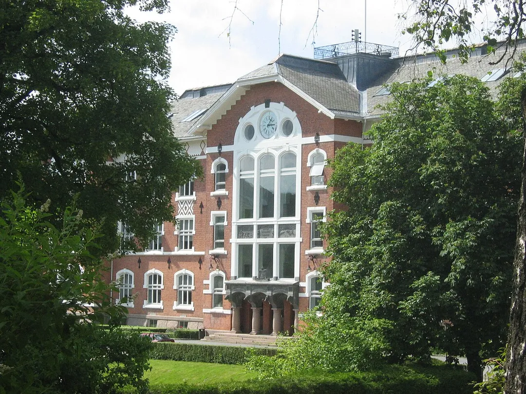 en:Norwegian University of Life Sciences in Ås, Norway, formerly no:Norges landbrukshøgskole, entrance seen from the park