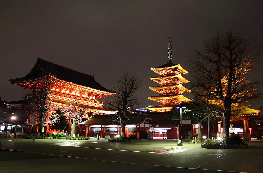 浅草寺のライトアップ（宝蔵門及び五重塔）