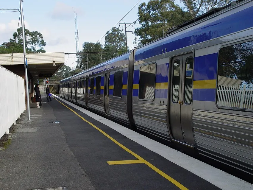 Ashburton railway station's single platform in Melbourne, with a Connex Comeng train.