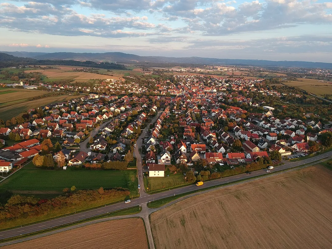 Blick aus westlicher Richtung über Großaspach. In der Bildmitte von links nach rechts die Mulde des Klöpferbachs.
