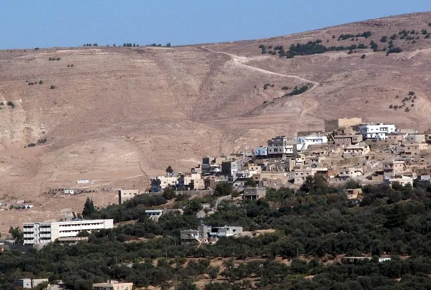 המבנה המרובע ללא החלונות על ראש הגבעה הוא מצודת תופל, ממש בתוך בתיה של העיר המודרנית

photo by Uri Juda