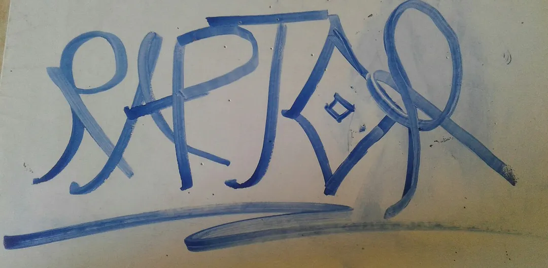 the tags are the marks with which the graffiti artists indicate that they were there, in this case it is the tag of "raptor" a well-known hooker in Mexico City.