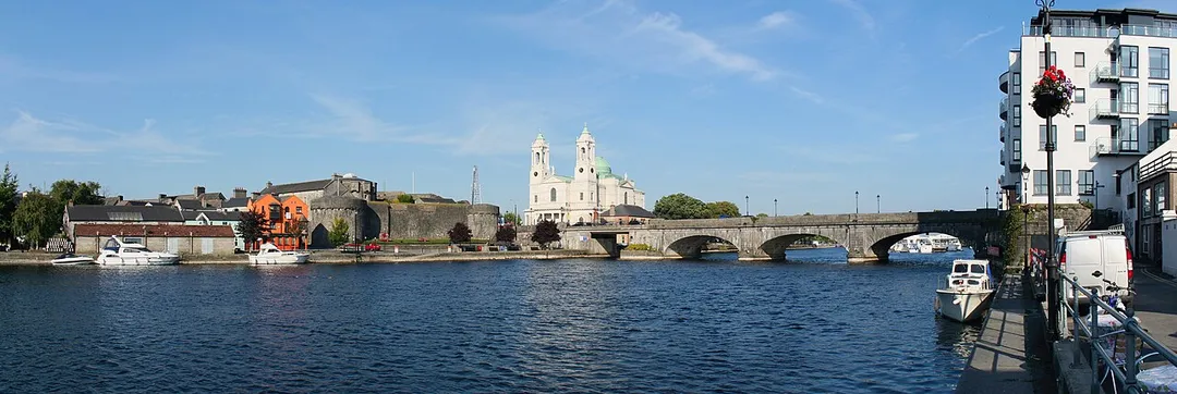 Athlone / Ireland - Castle, St Peter and Paul's Church, Bridge over the Shannon