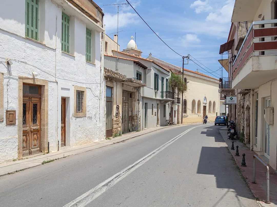 The central road of Atsipopoulo, part of the old national road connecting Rethmno with Chania.