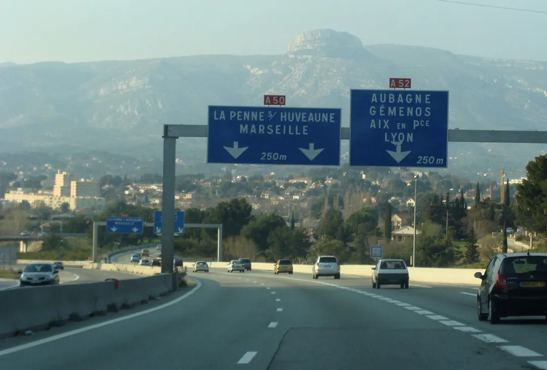 La bifurcation A50-A52 à Aubagne-sud, vue depuis le sud. À l'arrière-plan, le Garlaban (alt. 714 m.)