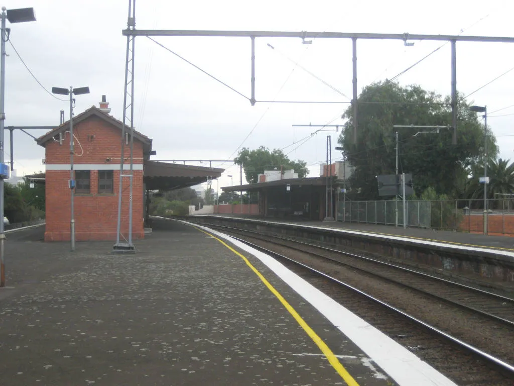 View of w:Auburn railway station, Melbourne looking towards Melbourne