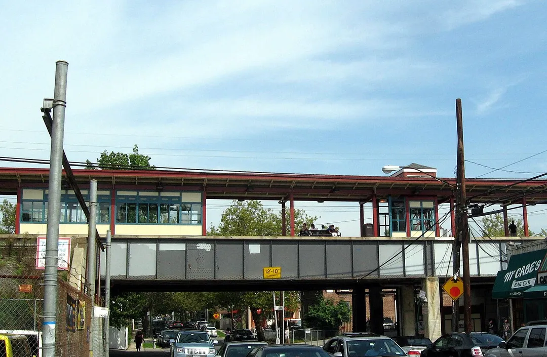 Looking north at en:Auburndale (LIRR station) on a mostly sunny late morning