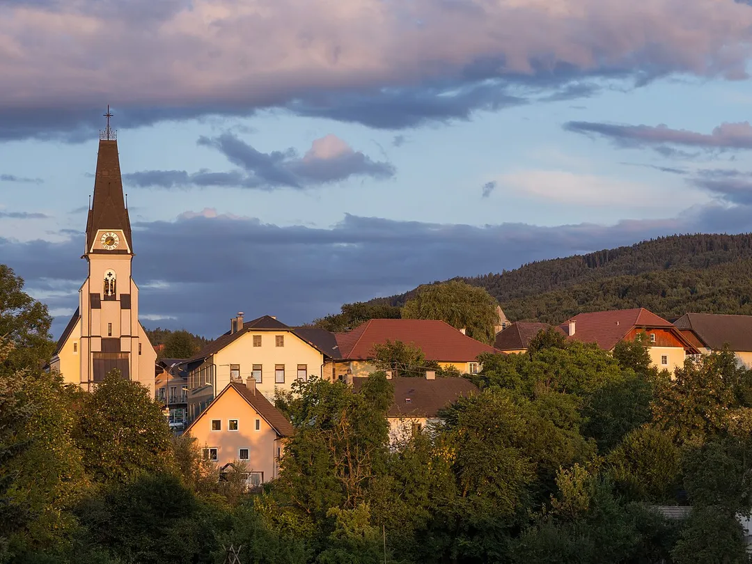 Blick kurz vor Sonnenuntergang von Westen auf das Zentrum von Aurach am Hongar mit der Pfarrkirche




 

This media shows the protected monument with ObjektID 118629 in Austria. (Commons, de, Wikidata)