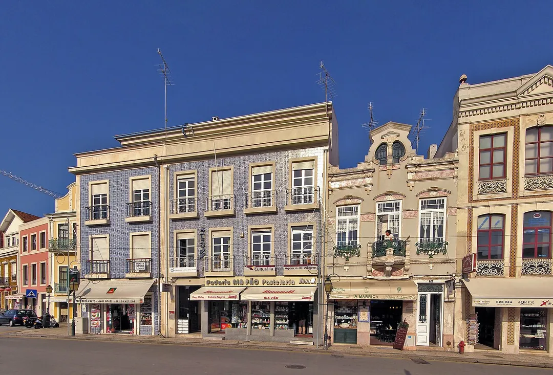 Building in Aveiro with typical en:Azulejo