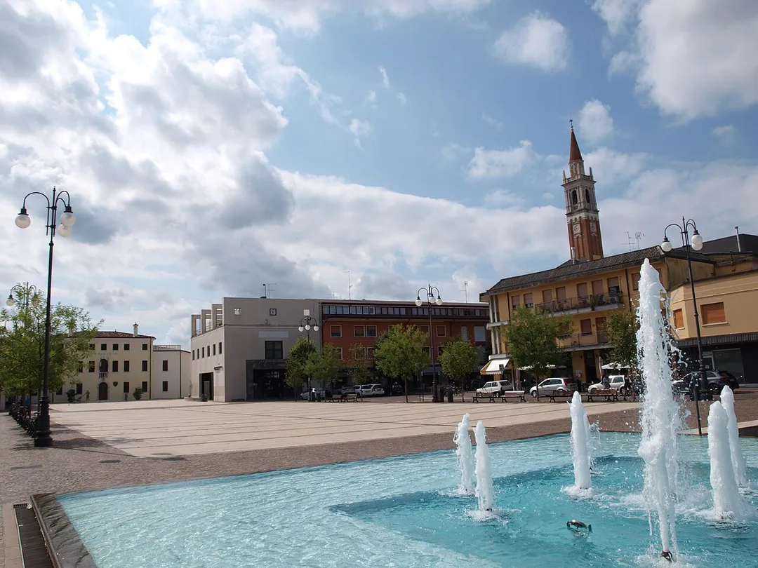 Piazza Libertà (literally "Freedom Square") in Azzano Decimo. On the left there's the town hall, on the right the bell tower of the Saint Peter the Apostle church (chiesa di San Pietro Apostolo).