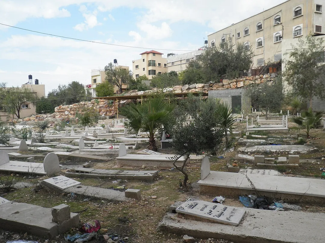 העיירה הפלסטינית שבשומרון "עזון"

עזון - בית הקברות
