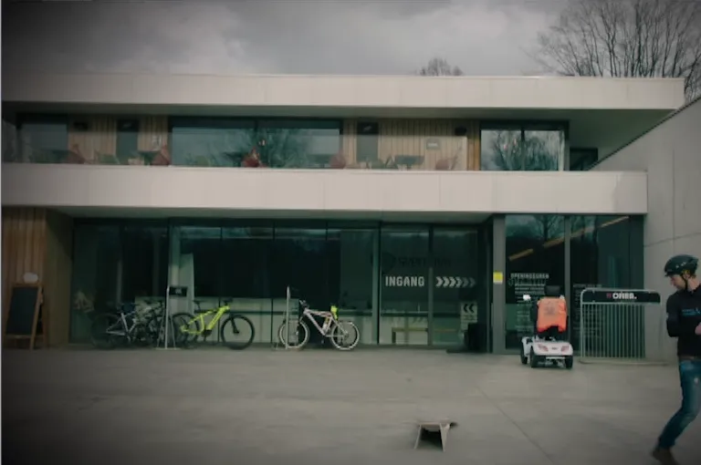 Vooringang en gevel van het Sven Nys Cycling Center in Baal.