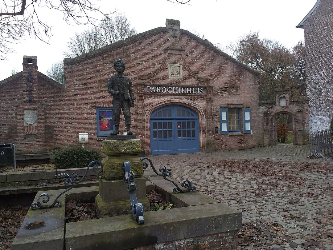 parochiehuis met standbeeld van Jan Frans Vonck op de voorgrond (centrum Baardegem)