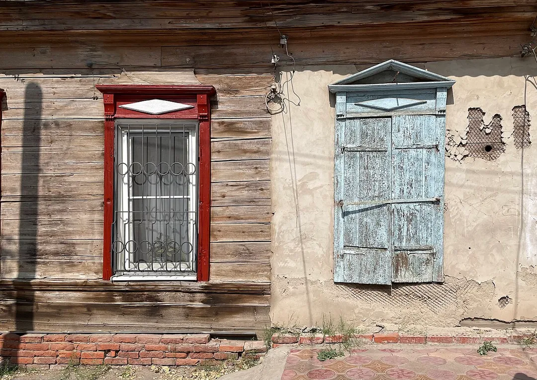 Windows of an early 20th century building, 87 Babushkin St, Astrakhan
