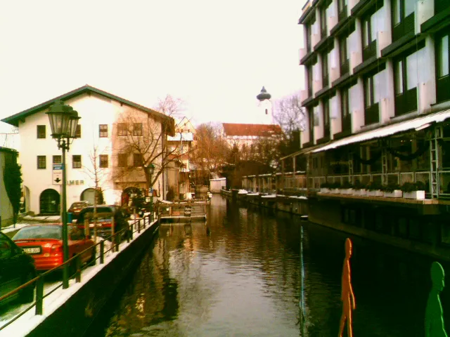 Bad Aibling: Mühlbach mit Rathaus und Stadtpfarrkirche Mariae Himmelfahrt (XII-2005)