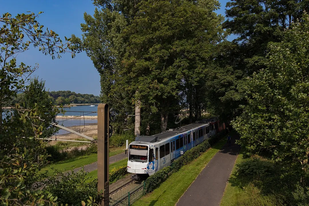 Stadtbahnlinie 66 auf der Siebengebirgsbahn an der Rheinpromenade in Bad Honnef; Aufnahmestandpunkt: Fußgängerüberführung Am Spitzenbach
