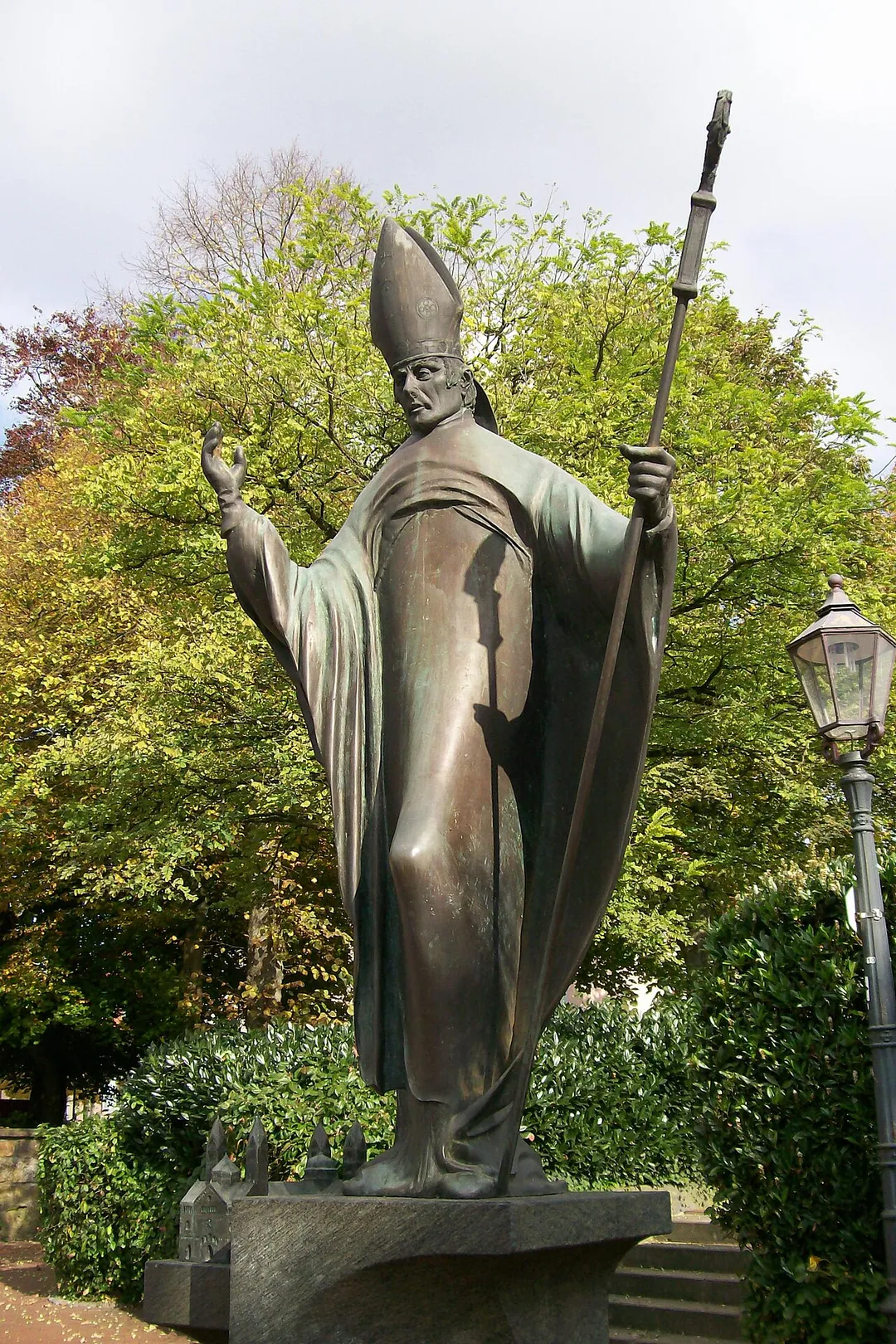 Bischof de:Benno II. von Osnabrück, Plastik von Hans Gerd Ruwe, Bildhauer aus Osnabrück, von 1987 in Bad Iburg, Niedersachsen
