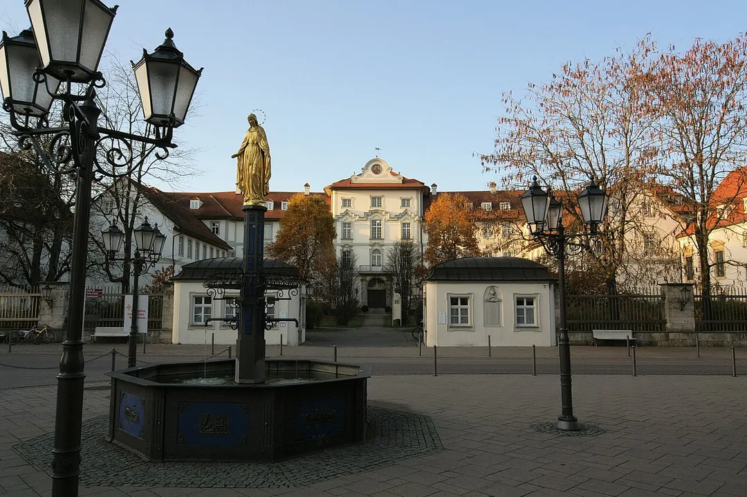 Bad Wurzacher Schloß, im Vordergrund Stadtbrunnen