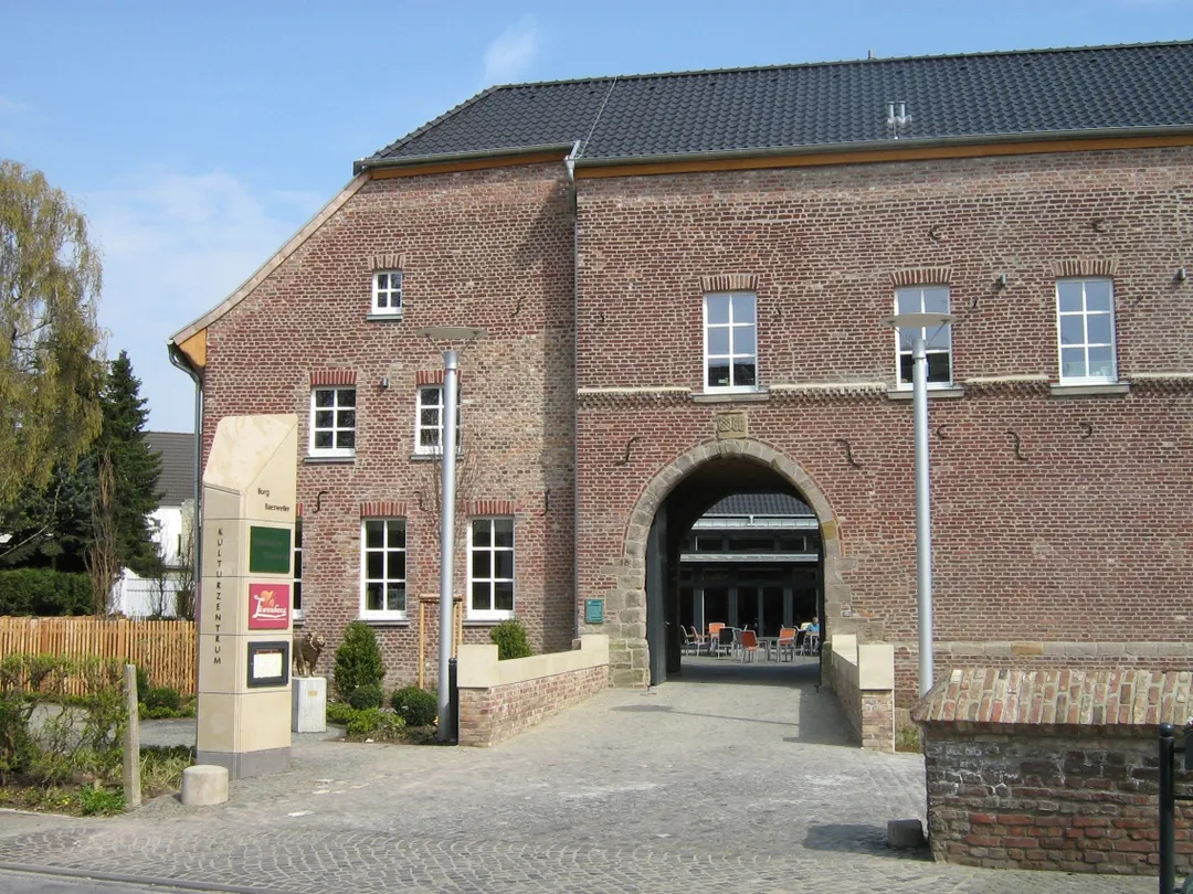 Das Kulturzentrum in Baesweiler

This is a photograph of an architectural monument.It is on the list of cultural monuments of Baesweiler, no. 4.