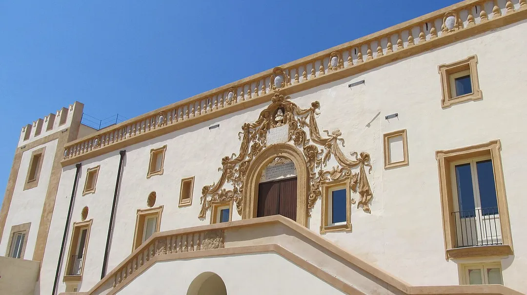 Palazzo Butera - Branciforte, Bagheria. Nel 1658 il viceré Giuseppe Branciforte, principe di Pietraperzia e di Leonforte, dopo la rivolta di Napoli con Masaniello e di Palermo con Giuseppe d'Alessi, perse ogni speranza di assurgere al trono di Sicilia. Amareggiato lasciò la dimora palermitana e con la corte si ritirò nei possedimenti di Bagheria.