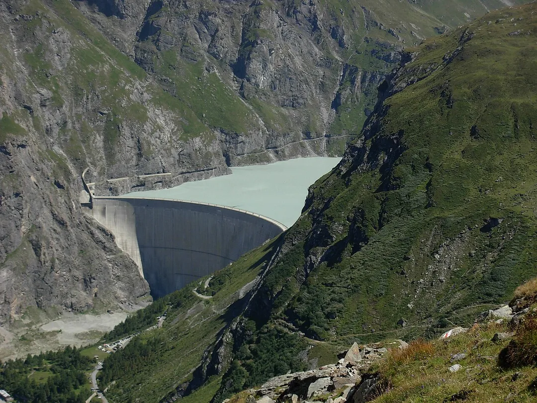 Barrage de Mauvoisin, vu depuis la montée vers le Col des Otanes. Août 2007.