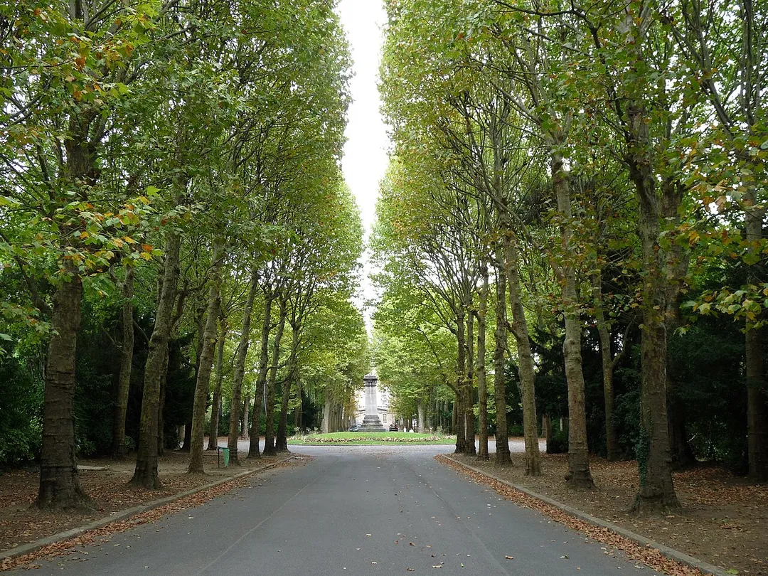 L'allée centrale du cimetière de Bagneux, vue en direction de l'entrée principale du cimetière