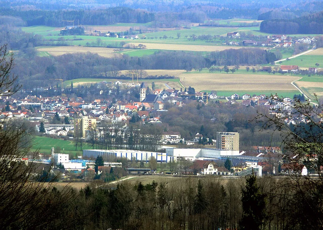 Baienfurt im Schussental, Blick von Westen (Gde. Berg), im Vordergrund der Bahnhof Niederbiegen