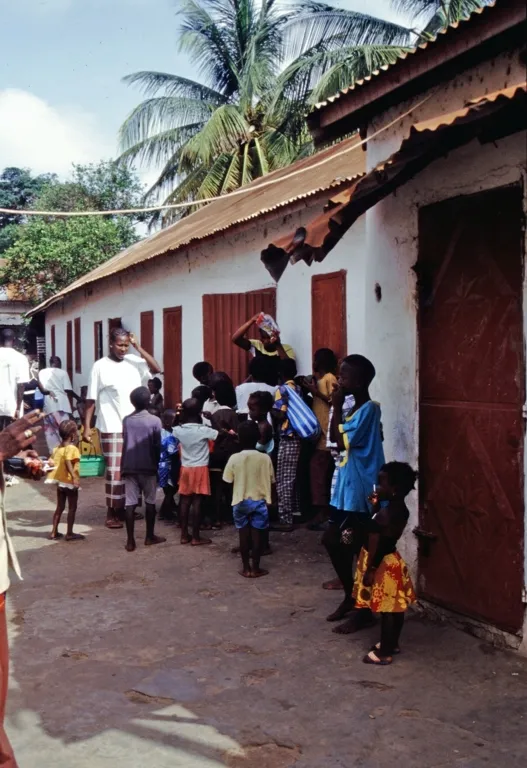 In einem Compound in Bakau