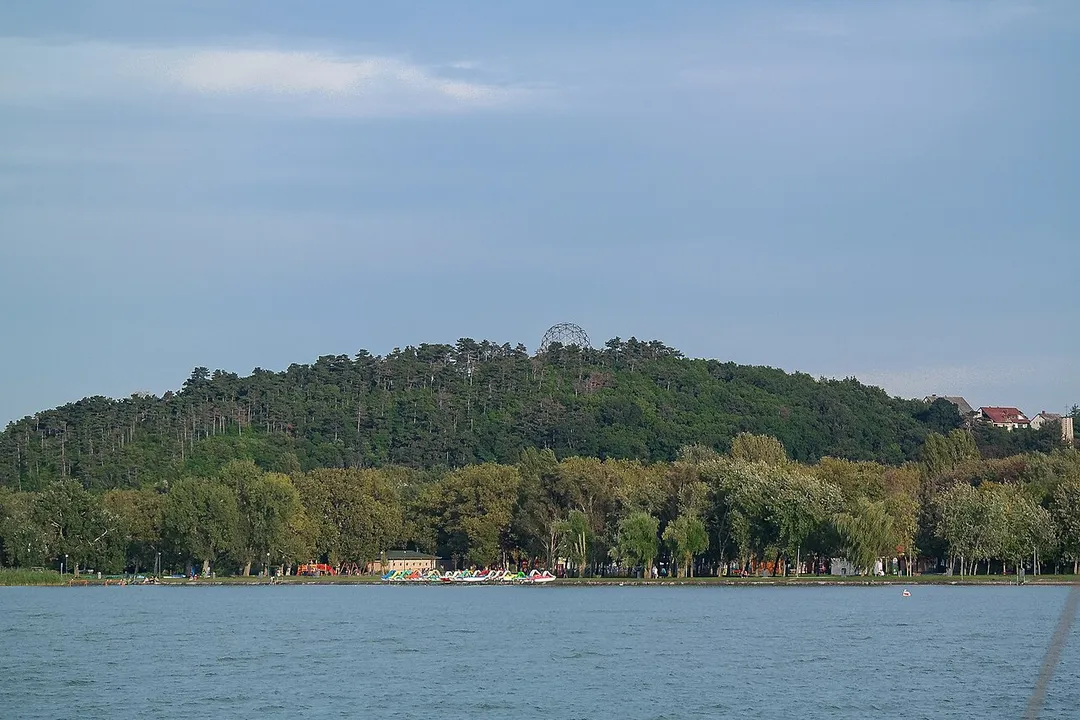 Blick vom Plattensee zur Aussichtsplattform bei Balatonboglár, Ungarn.