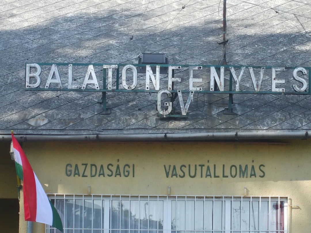 A Balatonfenyvesi Gazdasági Vasút Balatonfenyves GV állomásának felvételi épületén található üzemképtelen neon felírat a forgalmi iroda fölött.