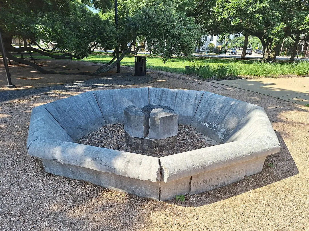 Charlotte Allen Fountain, Baldwin Park (park in Houston, Texas, United States of America)