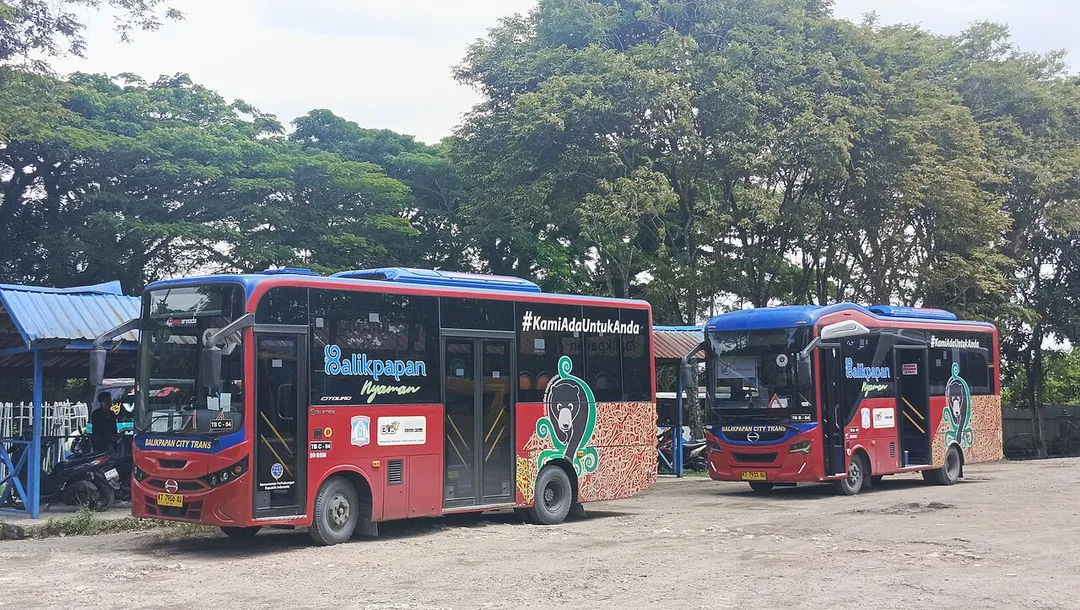 2 parked Bacitra buses in the terminal. These buses are parts of Balikpapan City Trans fleets, specifically these buses served for corridor C and B. One of their stops is located in Batu Ampar Terminal.