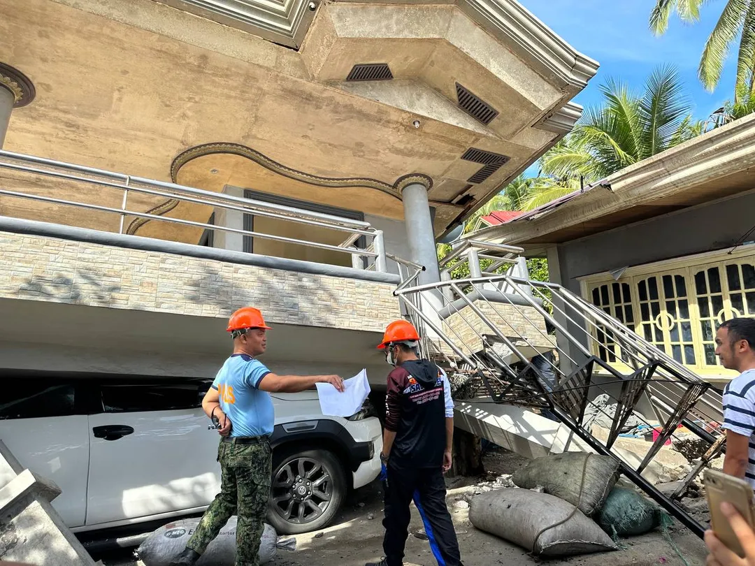 𝐈𝐍 𝐏𝐇𝐎𝐓𝐎𝐒: Subay sa nahitabong linog gahapong adlawa, nagpahigayon og Rapid Damage Assessment and Needs Analysis (RDANA) sa mga reported damaged structures ug establishments ang hiniusang pwersa sa MDRRMO Malapatan, kauban ang mga opisina sa MEO, OMAG, BFP, ug PNP Malapatan, Sabado, November 18, 2023.
Anaa usab sa maong inspection sila Mayor Salway "Jun" Sumbo Jr. ug PLGU Sarangani nga gipangulohan ni Governor Rogelio "Ruel" Pacquiao, MMPA.
Sa pagkakaron, padayon ang MDRRMO Malapatan - Emergency Operation Center kauban ang nagkadaiyang Barangay Disaster Risk Reduction and Management Council (BDRRMC) sa pag-identify sa mga damaged structures ug possible casualties.

Mag binantayon kita sa posibleng afterschocks human sa atoang nasinatian nga Linog dinhi sa Malapatan, MAG AMPING KITA KANUNAY!