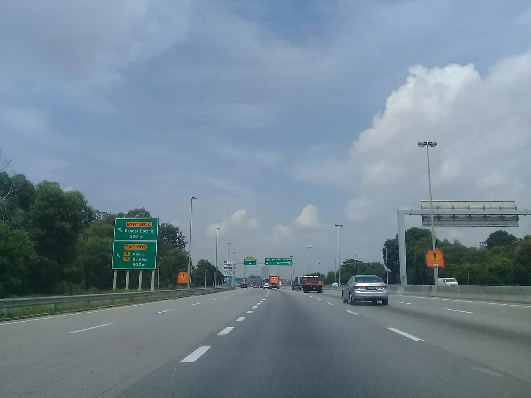 Persimpangan Bandar Botanic di Lebuhraya Shah Alam.