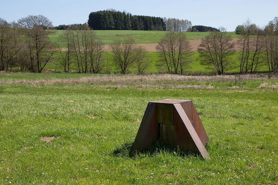 Joachim Bandau, ohne Titel, 1997, Höhe 89 cm Länge der Ausläufer 82 / 88 / 91 / 88 cm, Baustahl ST 37, massiv. Standort: im Tal zwischen Hasselbach und Werkhausen