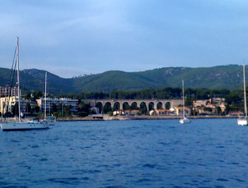 Viaduc de Bandol, dans le Var (France), vu depuis la baie de Bandol.