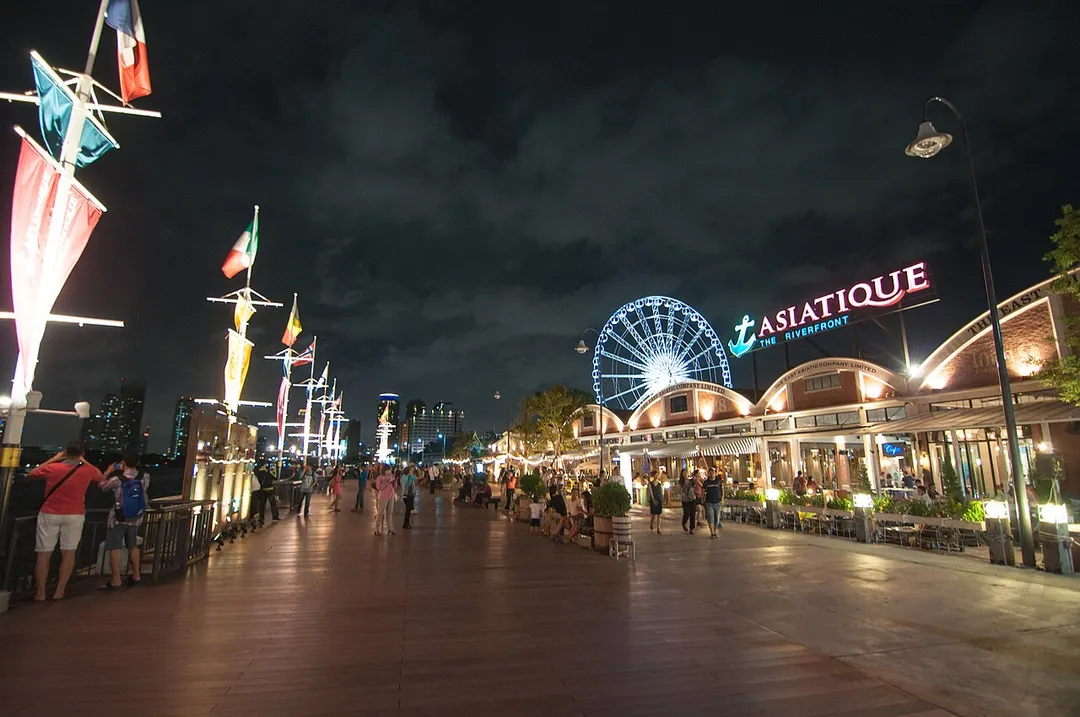 Waterfront promenade of Asiatique, a mall / night market in Bangkok, Thailand
