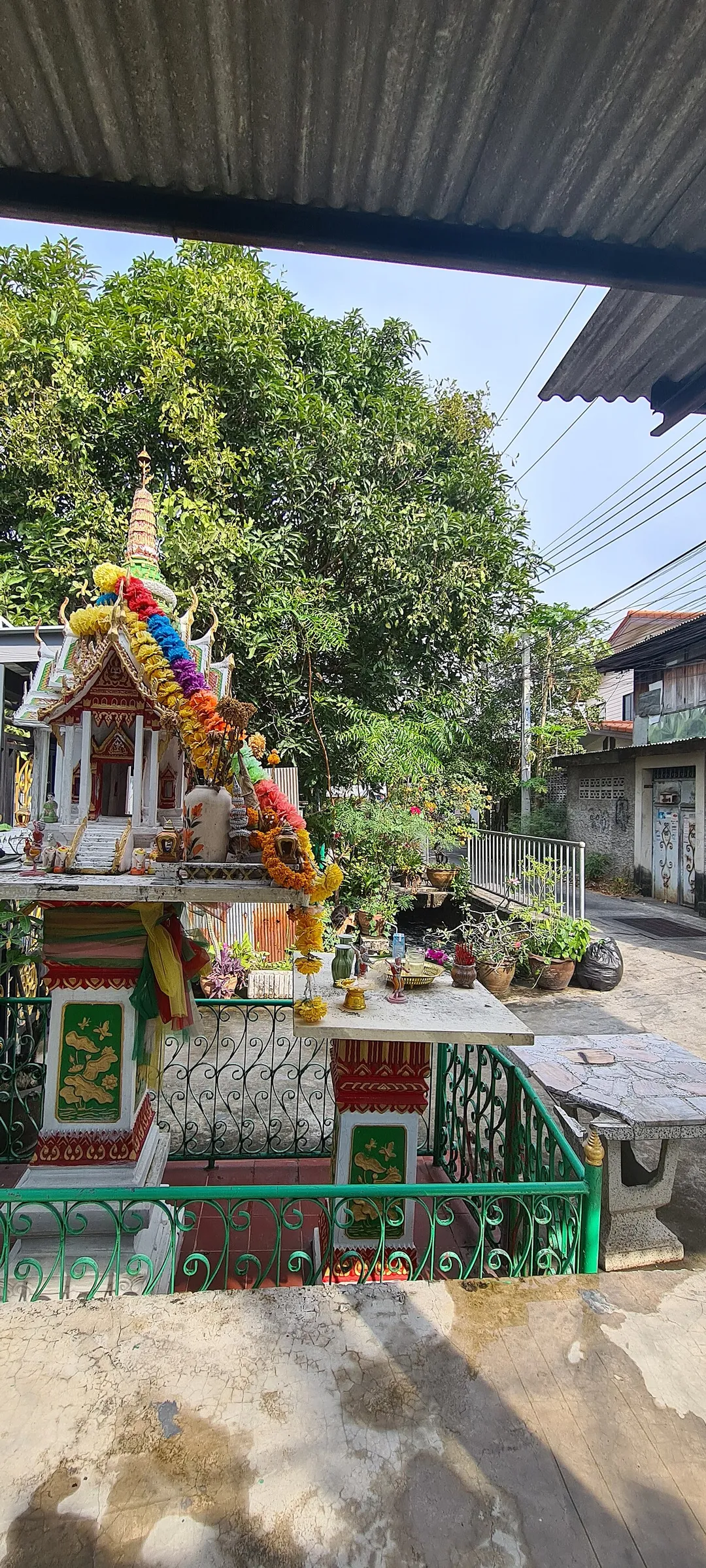 Maison aux esprits dans le labyrinthe de ruelles (sois en thaïlandais) aux abords de l'hôtel Tongtara Riverview, à l'est