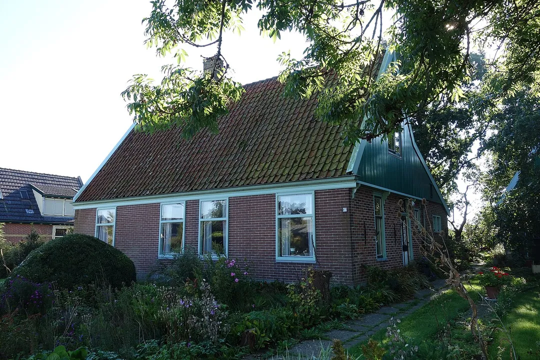 Bangert 36 in Blokker is gemeentelijk monument in de gemeente Hoorn. Het betreft een voormalige arbeiderswoning. Aan de achterzijde een geknikt dak; officieel een zadeldak met aangeklampt lessenaarsdak.