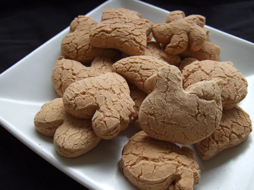 Kue bangkit, cookie made of sago flour