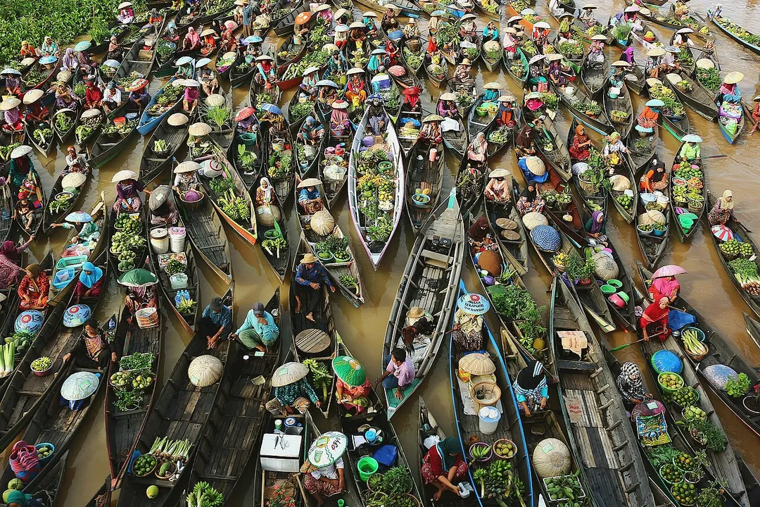 Pasar terapung is a culture of the city of a thousand rivers, Banjarmasin. The uniqueness of transactions in pasar terapung is a reflection of the culture of the people of Banjar. Until now the pasar terapung Lok Baintan, at Banjar district is still as the main attraction of South Kalimantan's trade and tourism activities