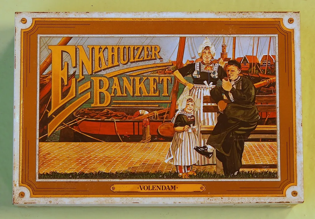 Very old product that was produced a long time ago and/or the company does not exist anymore!

Enkhuizer banket Volendam blik.