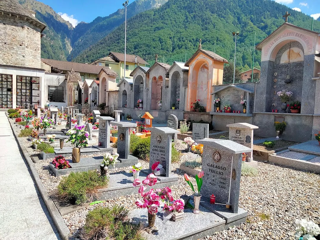Cimitero di Bannio, frazione del comune di Bannio Anzino, nella provincia del Verbano-Cusio-Ossola, Italia.