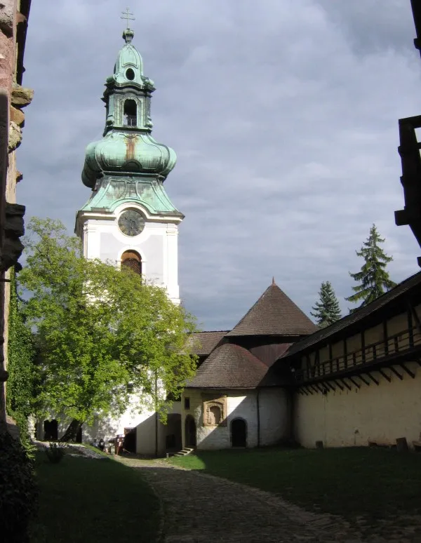 Banská Štiavnica, Starý zámokVstupná časť do areálu hradu (vonkajšie nádvorie). Kaplnka Sv. Michala sa po prestavbe stala súčasťou opevnenia