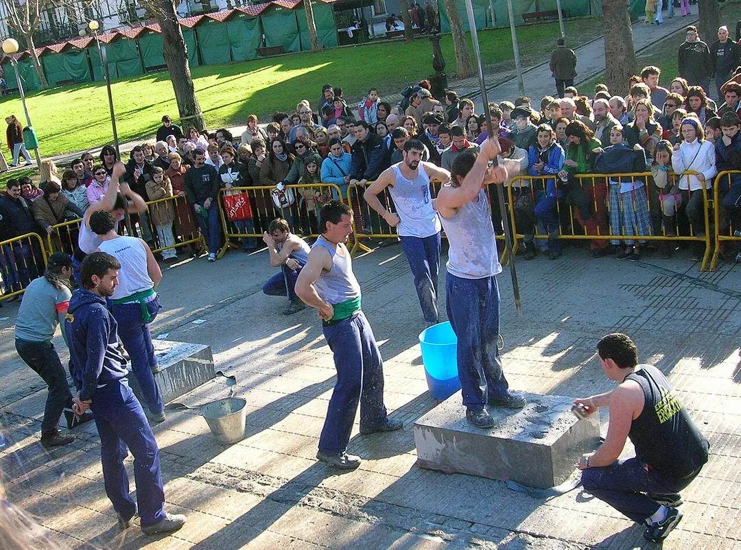 Prueba de barrenadores. Fiestas de San Vicente, Barakaldo. Fuera del calendario de competición oficial, éste fue un encuentro amistoso entre dos equipos de tres barrenadores del mismo club (Errekatxo). El botillero (el chico de camiseta negra, a la derecha) está echando agua para retirar los pedacitos de piedra y para bajar la temperatura de la punta de la barra.