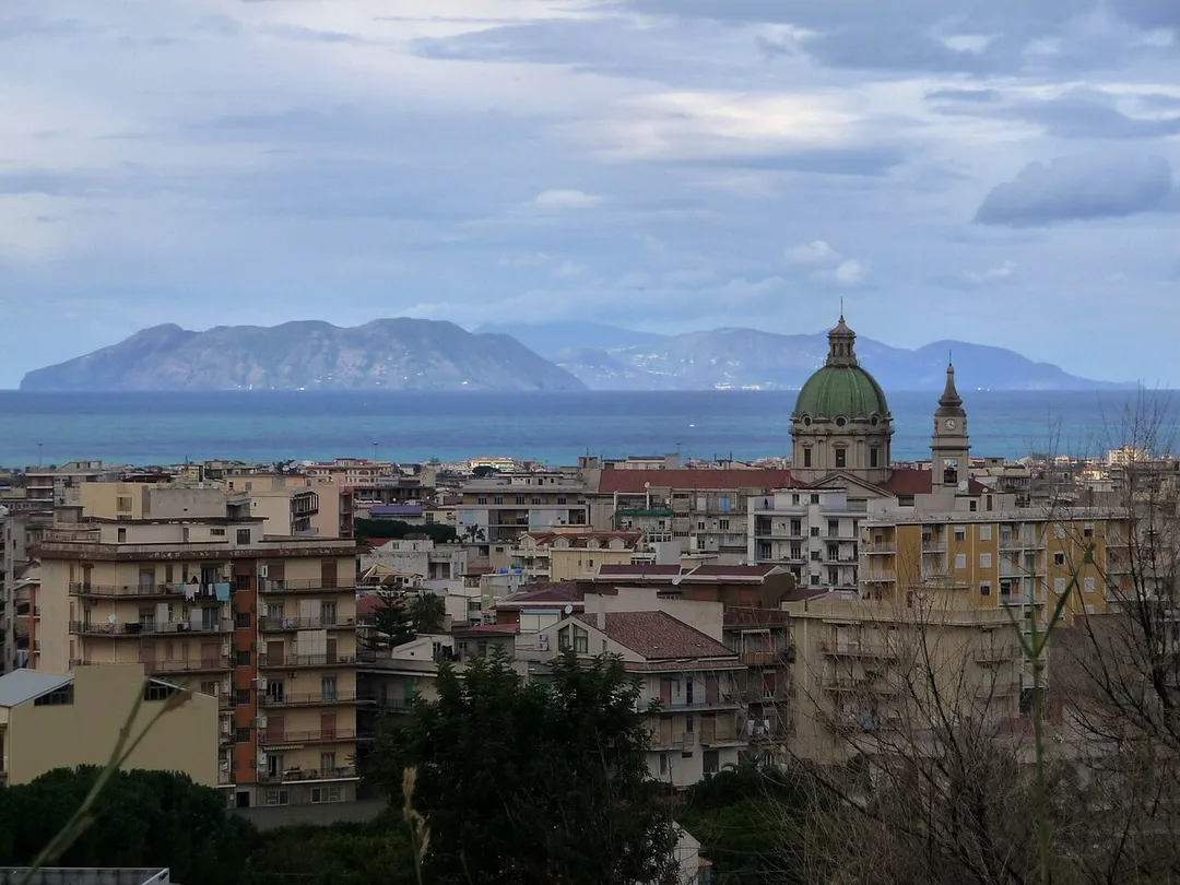 Panorama di Barcellona Pozzo di Gotto direzione nord (all'orizzonte le isole Eolie)