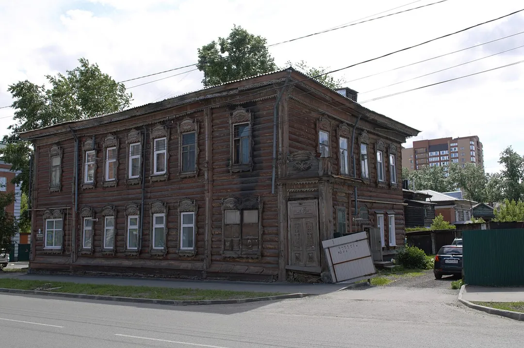 A historical wooden house in Barnaul on the Socialisticheskiy Prospect